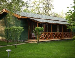 Bungalow-urile la mare căutare. Locuințele din lemn de tip bungalow preferate de turiști în Delta.