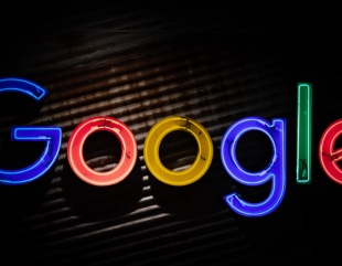 Google testează afișaje inteligente care se activează fără un cuvânt de trezire