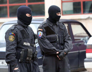 Fabrică clandestină de țigarete, sub o casă