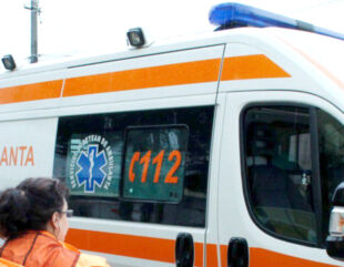 Ambulanță care transporta un pacient în stare critică, implicată într-un accident în Constanța. O asistentă a fost rănită