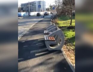 Bănci amplasate pe pista de biciclete