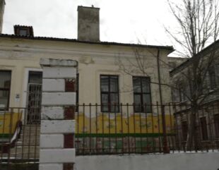 Școli şi grădiniţe funcţionează în clădiri cu risc seismic