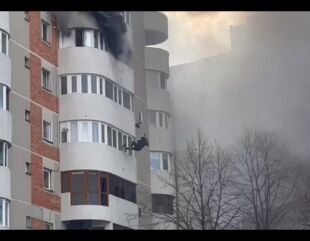 Incendiu puternic într-un apartament de pe bulevardul Mamaia. O femeie s-a aruncat de la balcon ca să nu ia foc