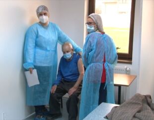 Vaccinat, la 104 ani