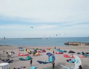 Kitesurfing, sportul care te plimbă pe valuri