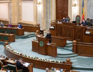 Senatul dezbate trei moțiuni simple. Una este împotriva lui Ilie Bolojan după reducerea sprijinului pentru studenţi