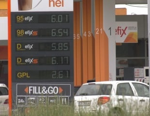 Relaxarea măsurilor anti-COVID scumpește carburanții