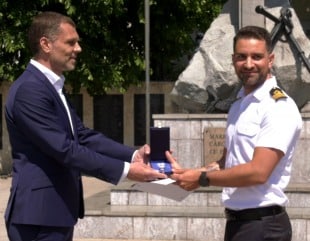 Comandant de navă, decorat de Klaus Iohannis