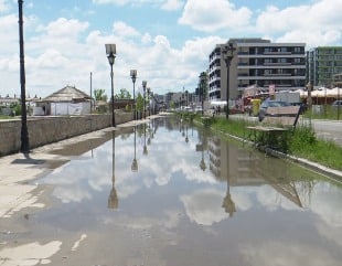 Pe faleză, ca-n piscină, la Năvodari
