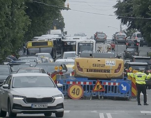 Pe străzi, nervi și claxoane, la Primăria Constanța, liniște