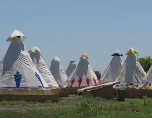 Corturi de lux, la malul mării