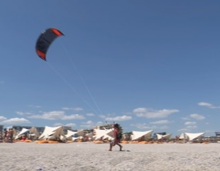 Tot mai mulți copii pasionați de kitesurfing