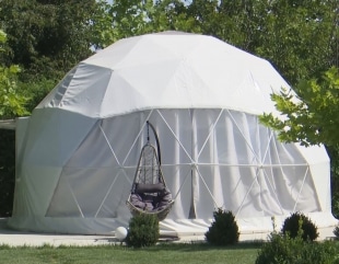 Glamping destinat exclusiv adulților