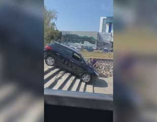 Cu mașina pe scările din Parcul Tăbăcăriei