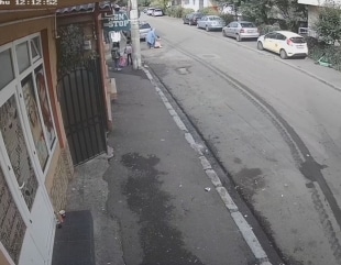 Fetiță lovită în plin de o mașină