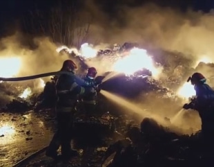 Incendiu la un depozit de deșeuri