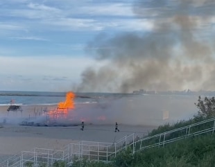 Beach bar înghițit de flăcări