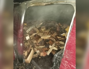 O autoutilitară încărcată cu lemne a luat foc