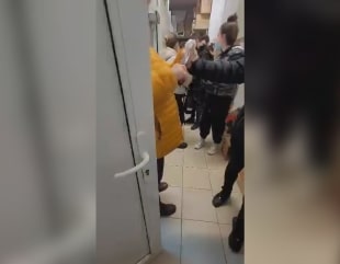 Eleve umilite de profesoară