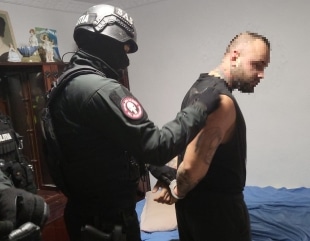 Săltat de mascați după o postare pe Facebook