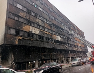 Problemele se țin lanț pentru locatarii blocului care a ars la jumătatea lunii decembrie