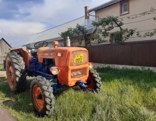 A murit după ce s-a răsturnat cu tractorul