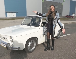 Sexy-magicianul care câștigă competițiile de vehicule istorice cu o Dacie din 1969