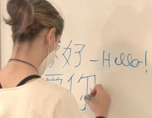 Elevii vor să studieze limba chineză