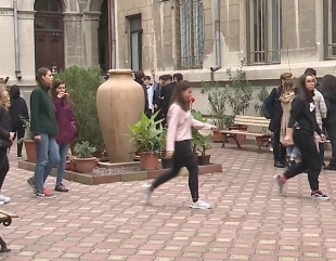 Bursele școlare pentru luna martie, virate înainte de Paște