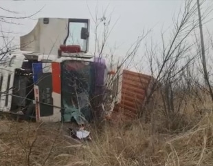 Tir cu cherestea, răsturnat la intrare pe A1