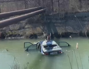 Mașină căzută în canal