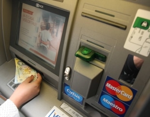 Aglomerație la bancomate