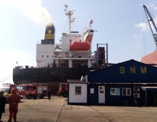 Navă în flăcări, în Portul Midia