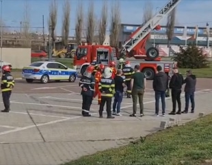 A amenințat că se aruncă în gol