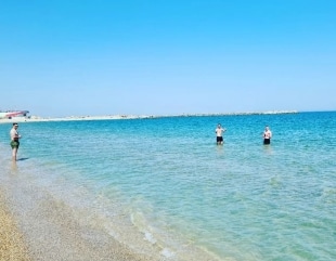 Baie în mare, la doar 8 grade
