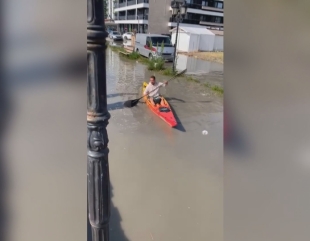 Cu caiacul… pe faleză