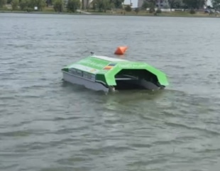 Un catamaran adună deșeurile din Dunăre