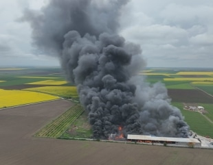 Incendiu puternic la un depozit de deșeuri