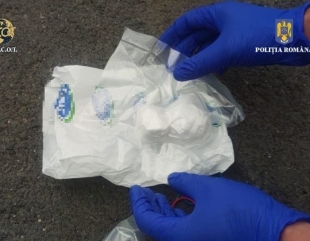 Flagrant și percheziții într-un dosar de trafic de droguri