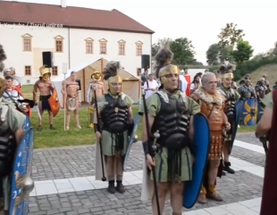 Doi legionari roman, gardă de onoare la Lupoaică