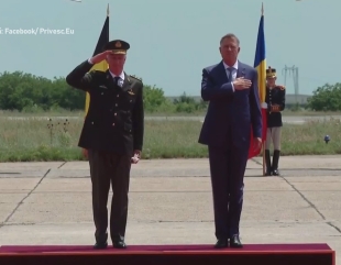 Regele Belgiei întâmpinat de Klaus Iohannis la Baza Mihail Kogălniceanu