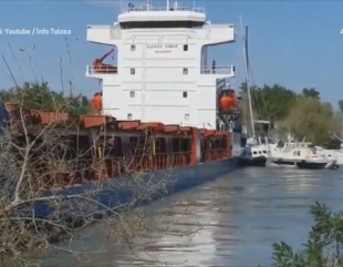 Navă eșuată pe Canalul Sulina