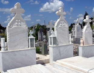 Fără coroane de plastic, în cimitire