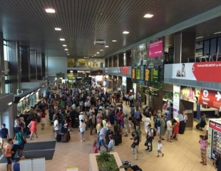 Haosul din aeroporturi, piatră de moară pentru turism