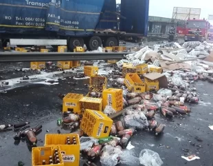 Un TIR cu bere s-a răsturnat în zona CET