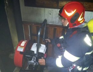 Momente de groază într-o pensiune care a luat foc: “Mi-am aruncat copilul pe geam ca să-l pot salva!”