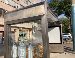 Prima stație de autobuz, montată la Dacia