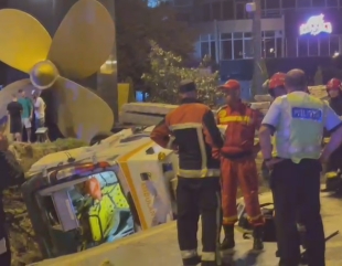 Ambulanță căzută în șanț. Patru persoane rănite