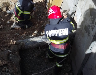 UPDATE. Bărbatul este conștient și a cerut apă. Muncitor prins sub un mal de pământ, la Agigea.