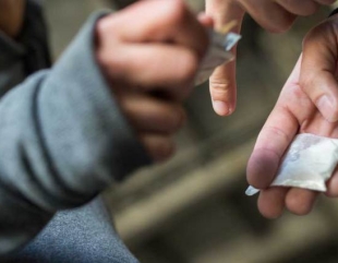 Minor, prins în flagrant cu droguri